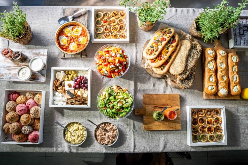 מגשי אירוח לערב – הפתרון המושלם לכל מפגש