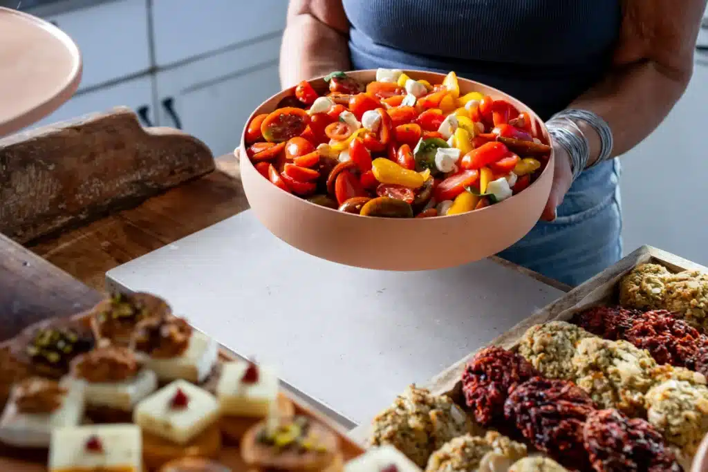ממרחים ולחמניות טריות במגשי אירוח