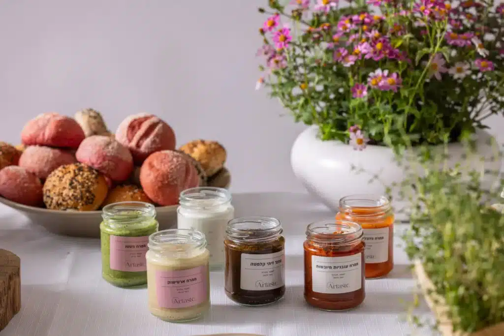 סלט עגבניות צבעוני וטרי כחלק ממגשי אירוח של Artaste